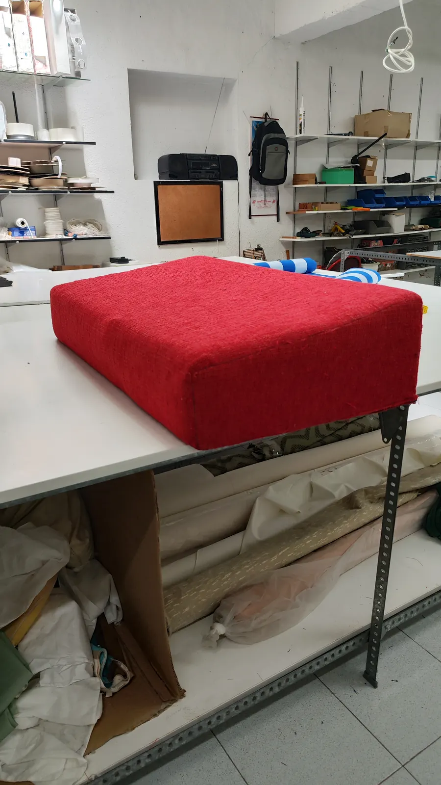 Cojín de asiento tapizado en rojo en el taller