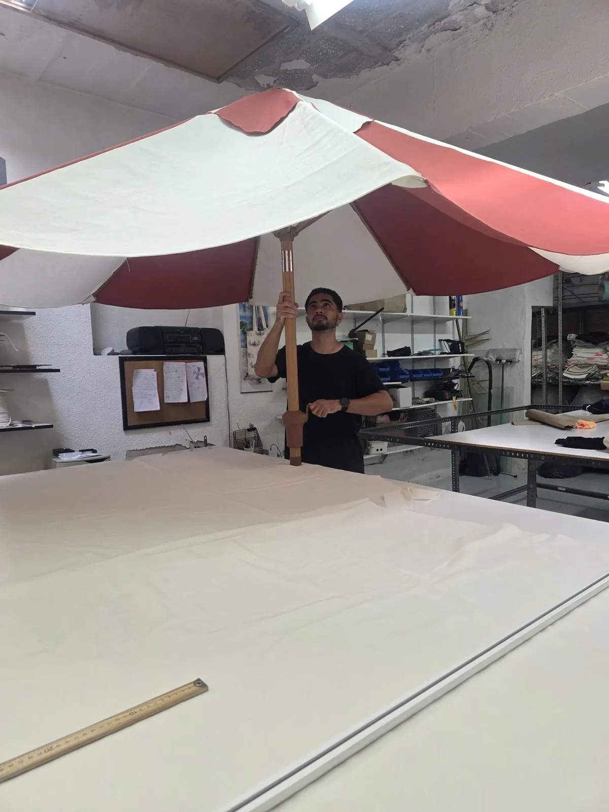 Sombrilla de lona roja y blanca confeccionada en el taller