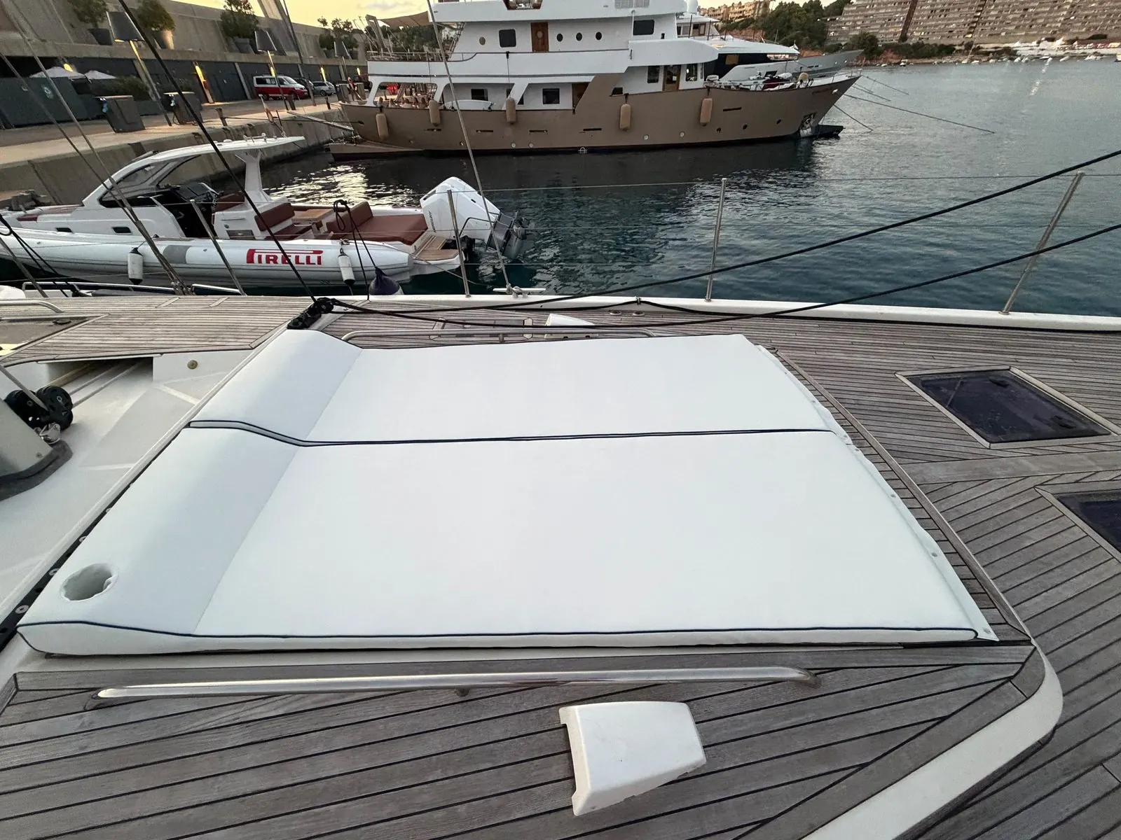 Solárium blanco con vivo marino montado en la proa de un velero