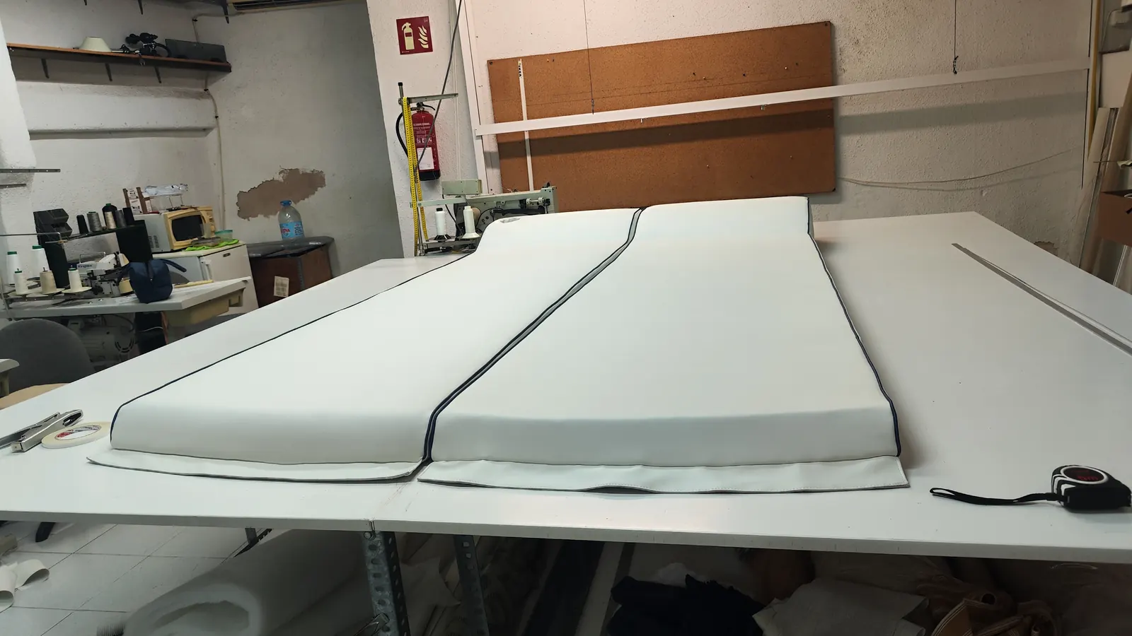 Colchoneta náutica blanca con vivo negro terminada en el taller
