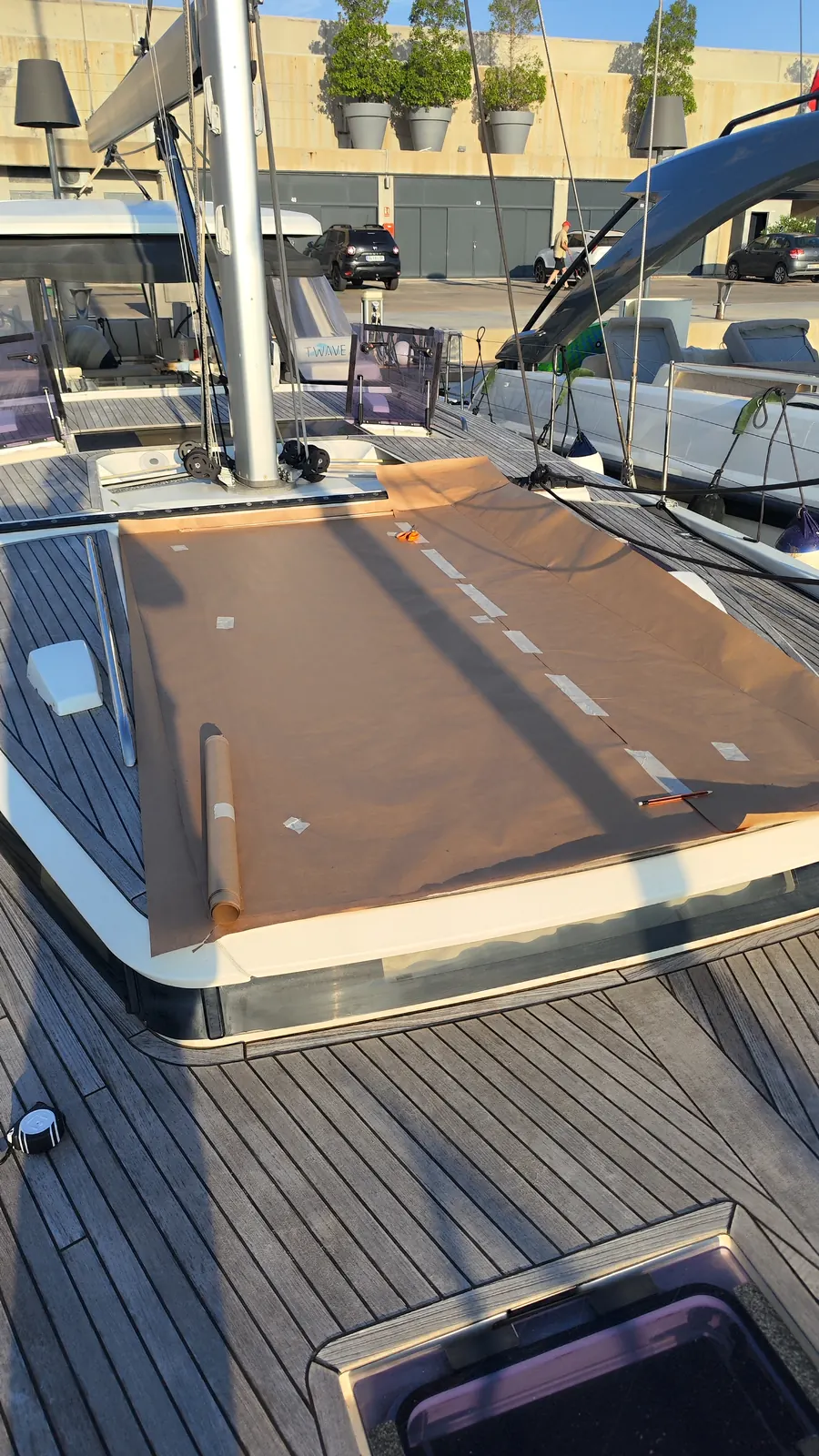 Colchonetas de cubierta color arena en un yate amarrado en Palma