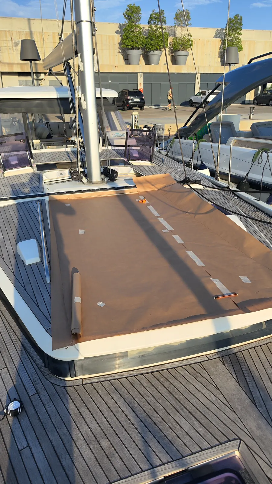 Colchonetas de solárium en tono arena montadas en la cubierta de teca de un yate en Palma