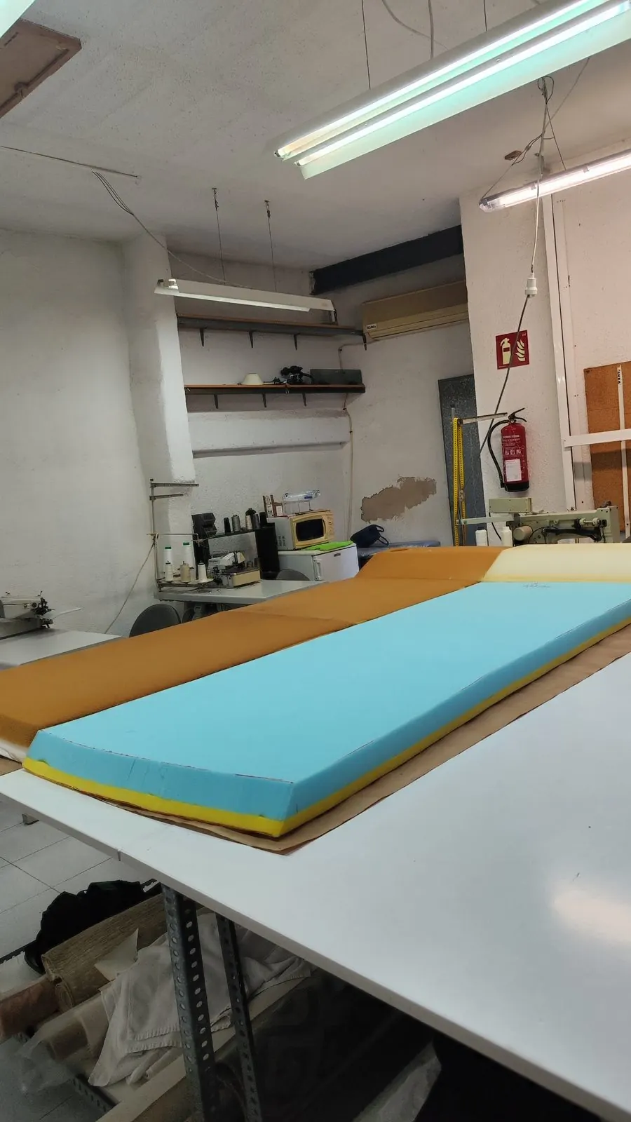 Espumas cortadas a medida sobre la mesa del taller