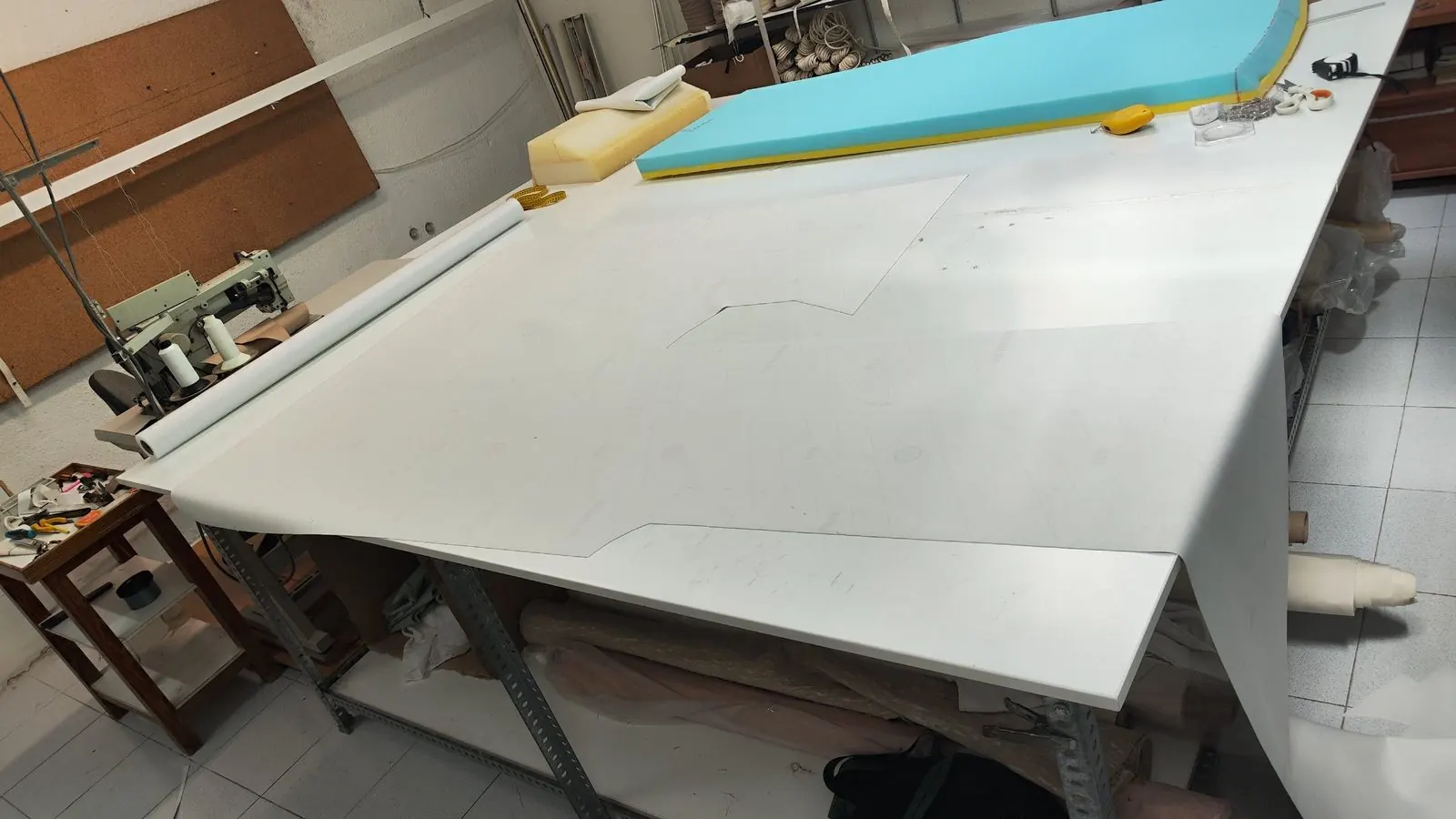 Mesa de corte del taller con la pieza patronada y las espumas preparadas