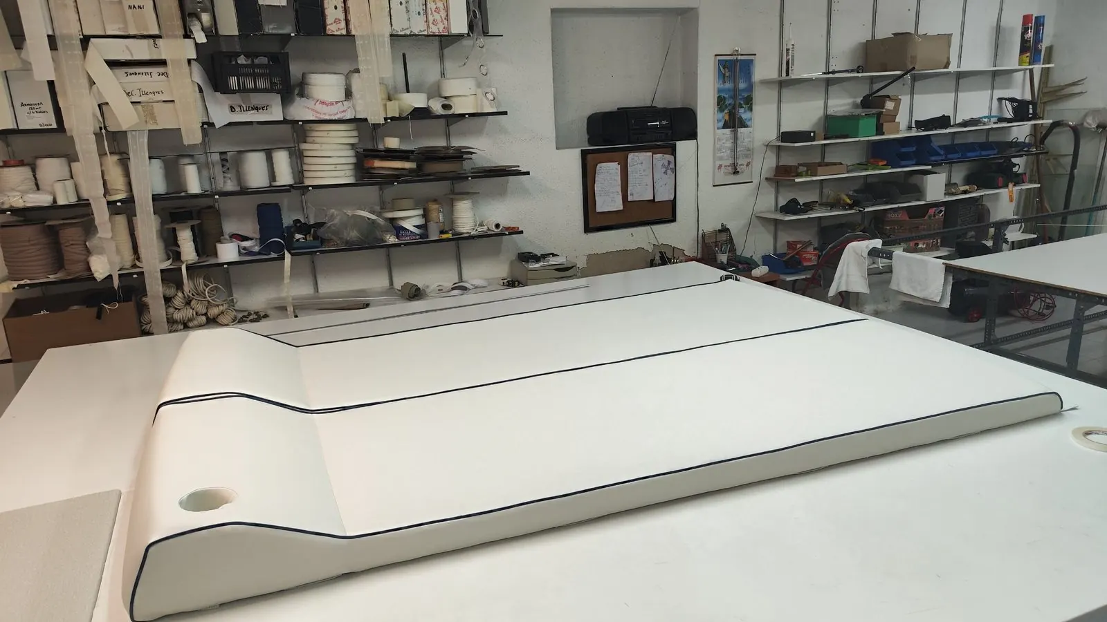 Solárium con vivo azul marino terminado sobre la mesa del taller
